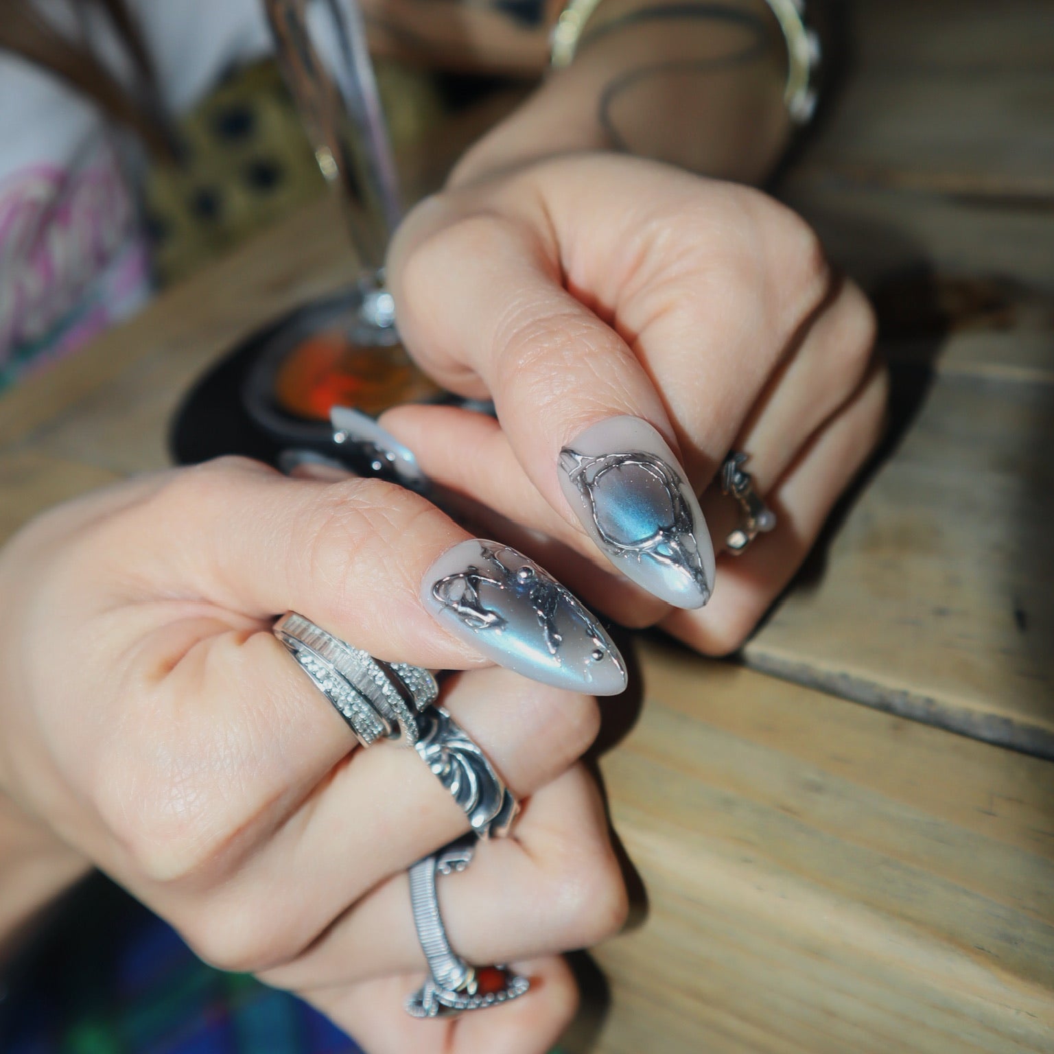 Fallen Star uñas press-on K-pop en mano