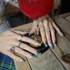Fallen Star uñas press-on K-pop en mano