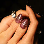 DEADLINE uñas press-on K-pop en mano