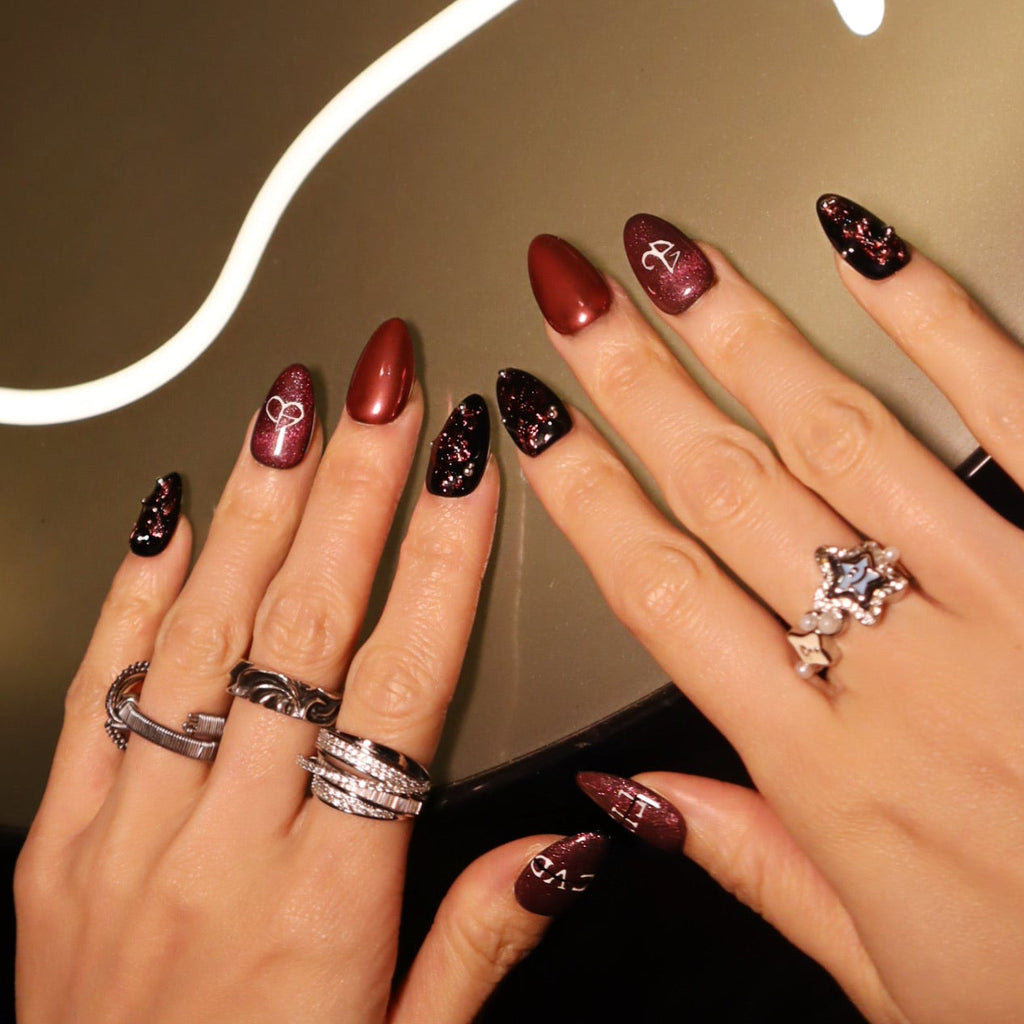 DEADLINE uñas press-on K-pop en mano