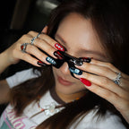 Crimson Thorn uñas press-on K-pop detalle
