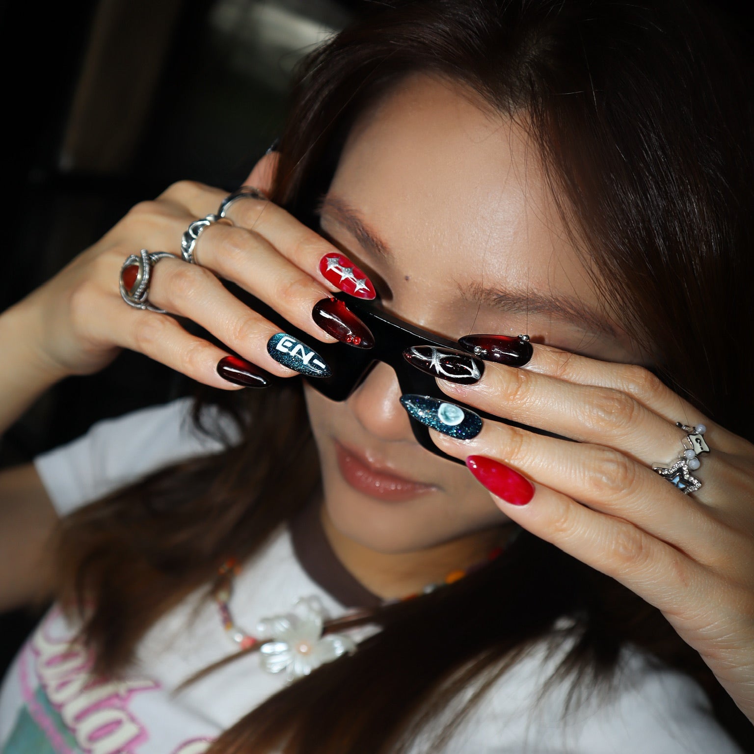 Crimson Thorn uñas press-on K-pop detalle