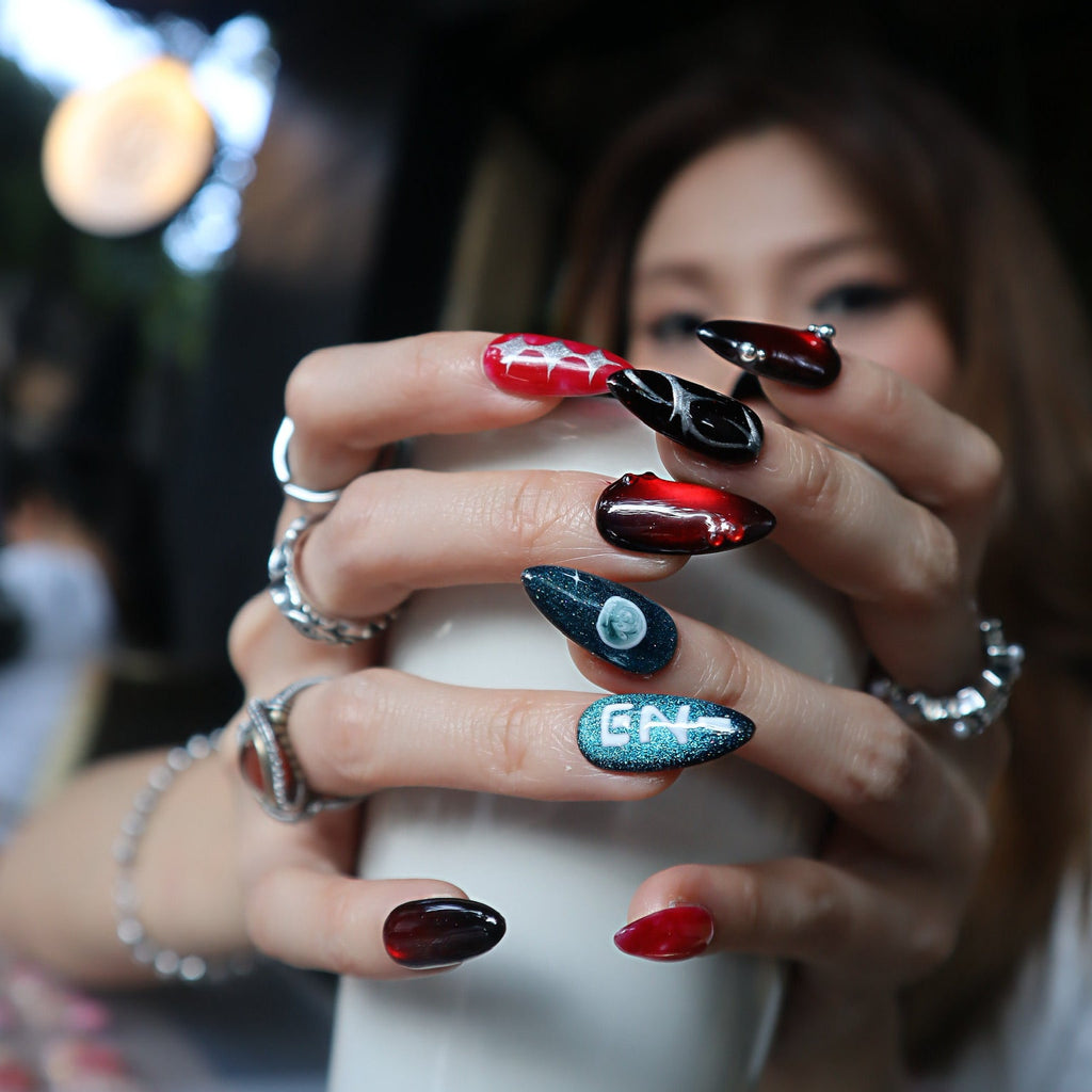 Crimson Thorn uñas press-on K-pop en mano