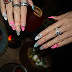 Party Night uñas press-on K-pop en mano
