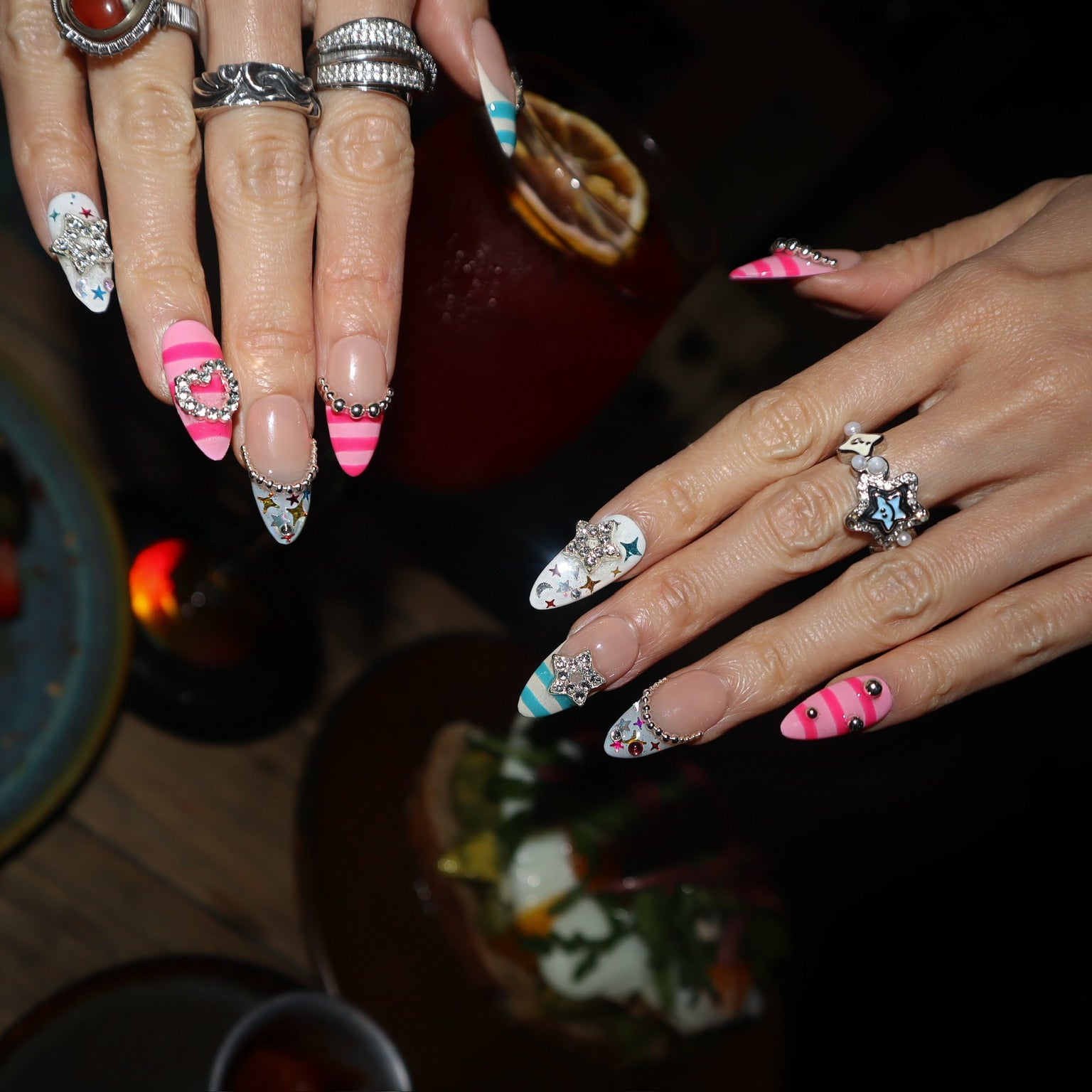 Party Night uñas press-on K-pop en mano