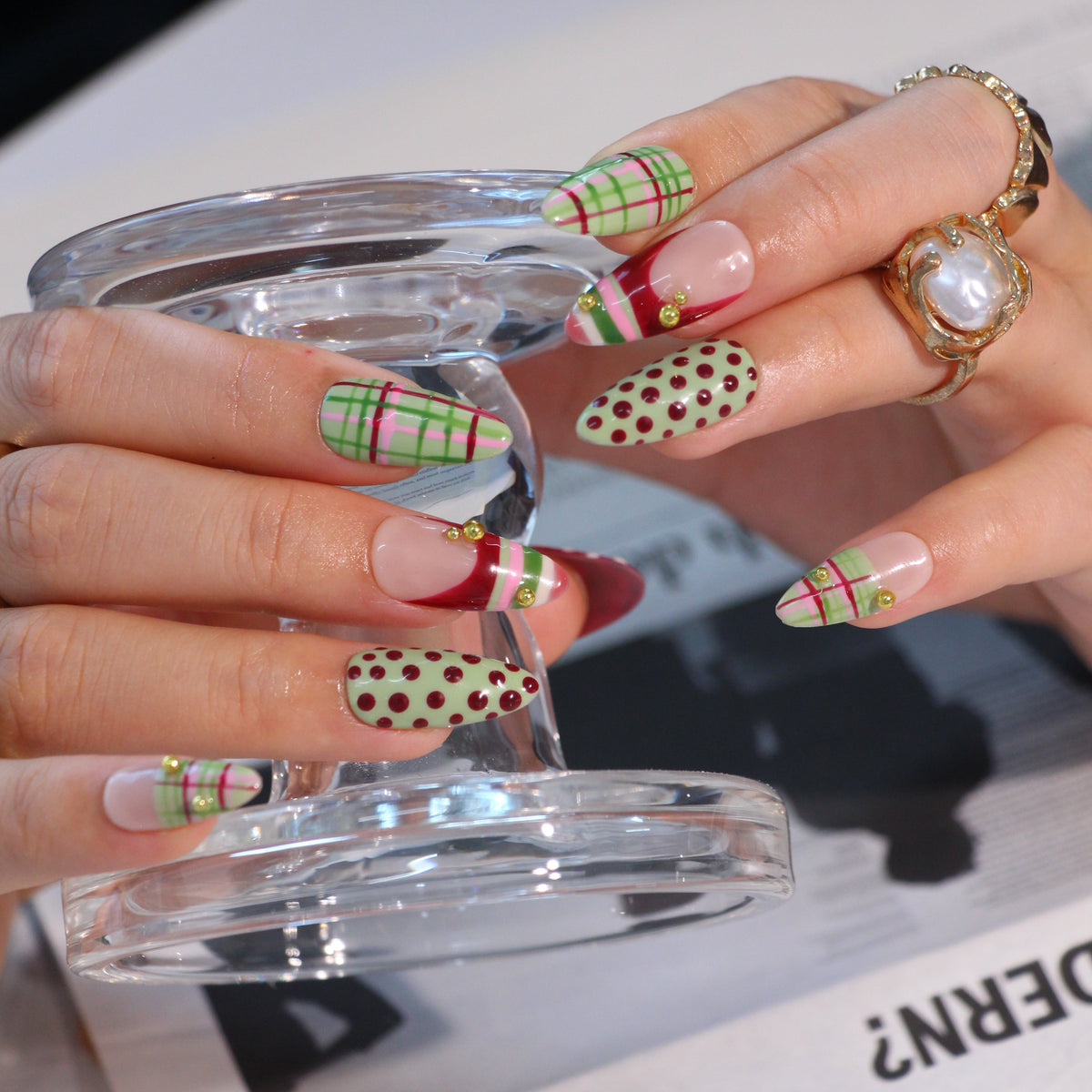 Plum Dots uñas press-on detalle 1