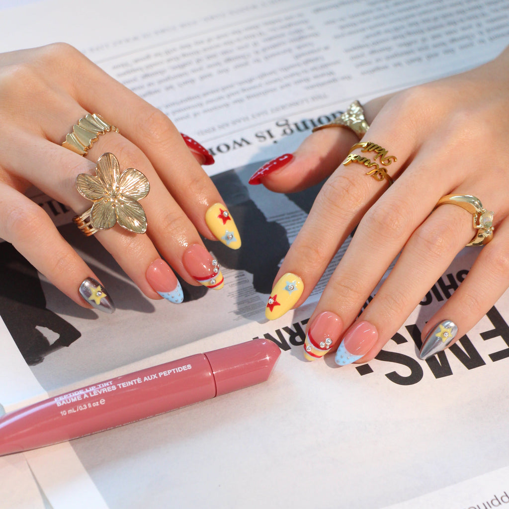 Cosmic Carnival uñas press-on K-pop en mano