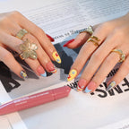 Cosmic Carnival uñas press-on K-pop en mano