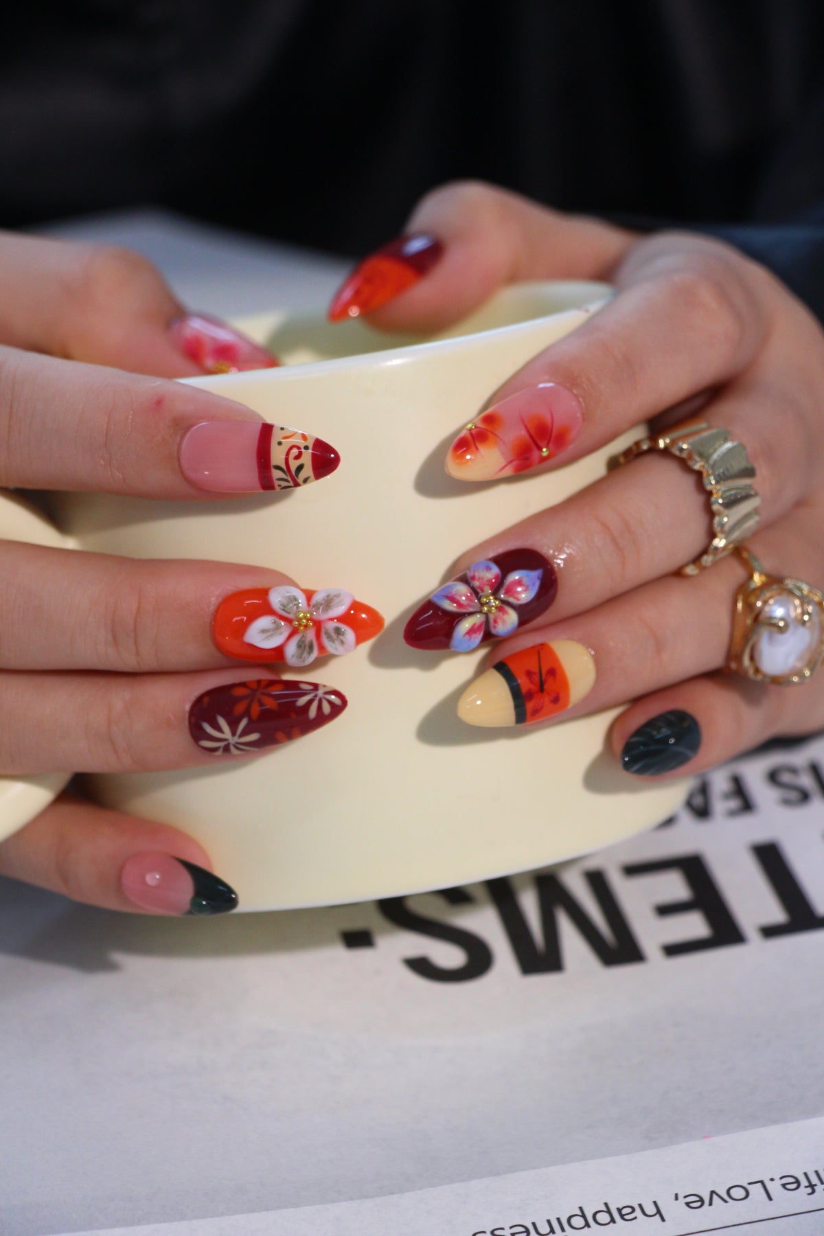 Autumn Camellia uñas press-on detalle 1