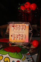 Crimson Ribbon uñas press-on detalle 1