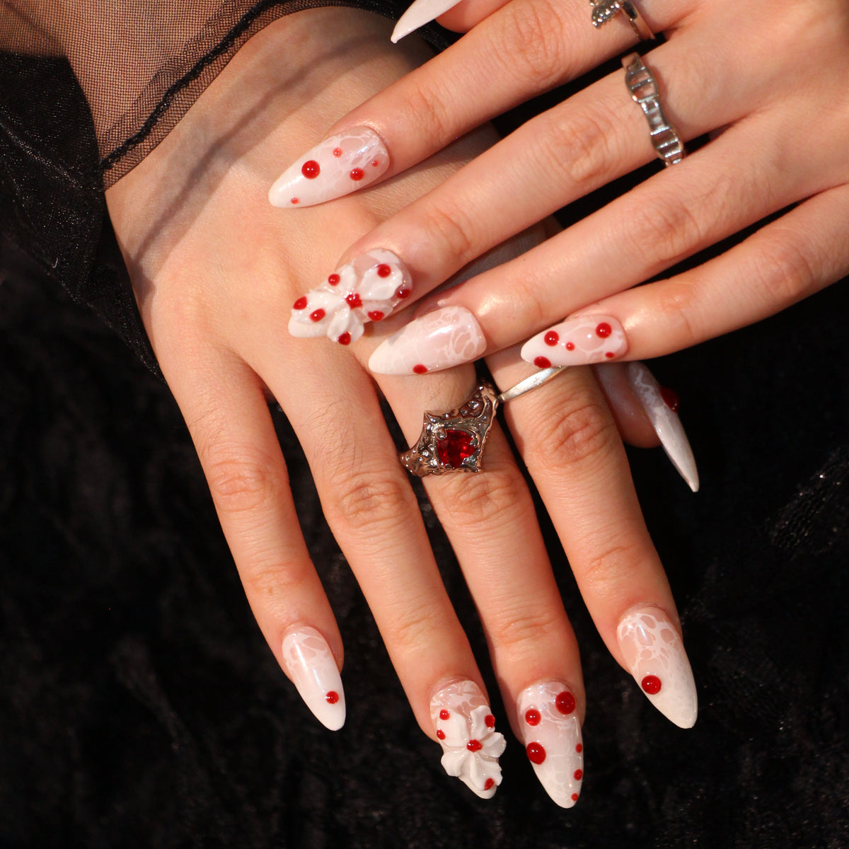 Crimson Ribbon uñas press-on detalle 2