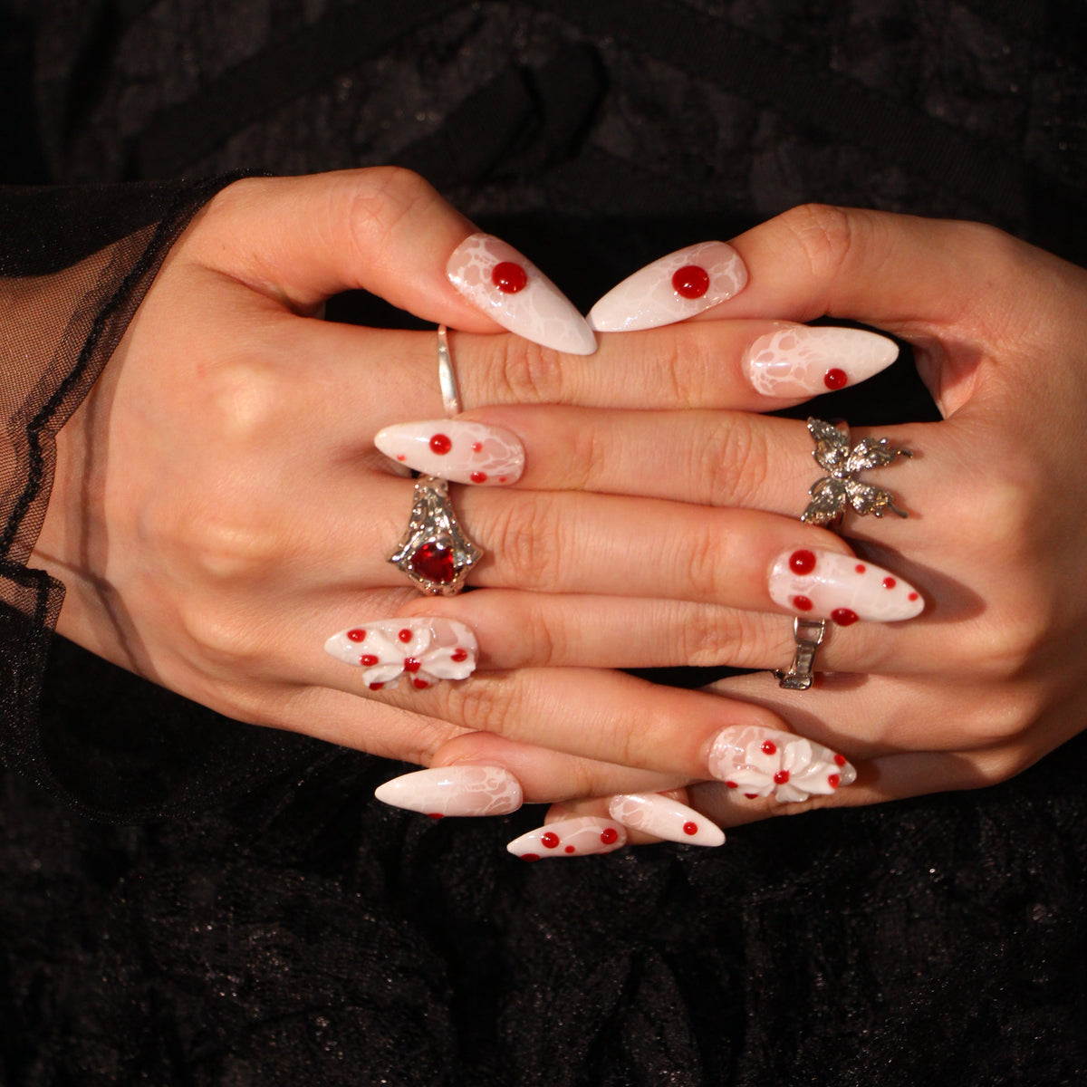 Crimson Ribbon uñas press-on detalle 3