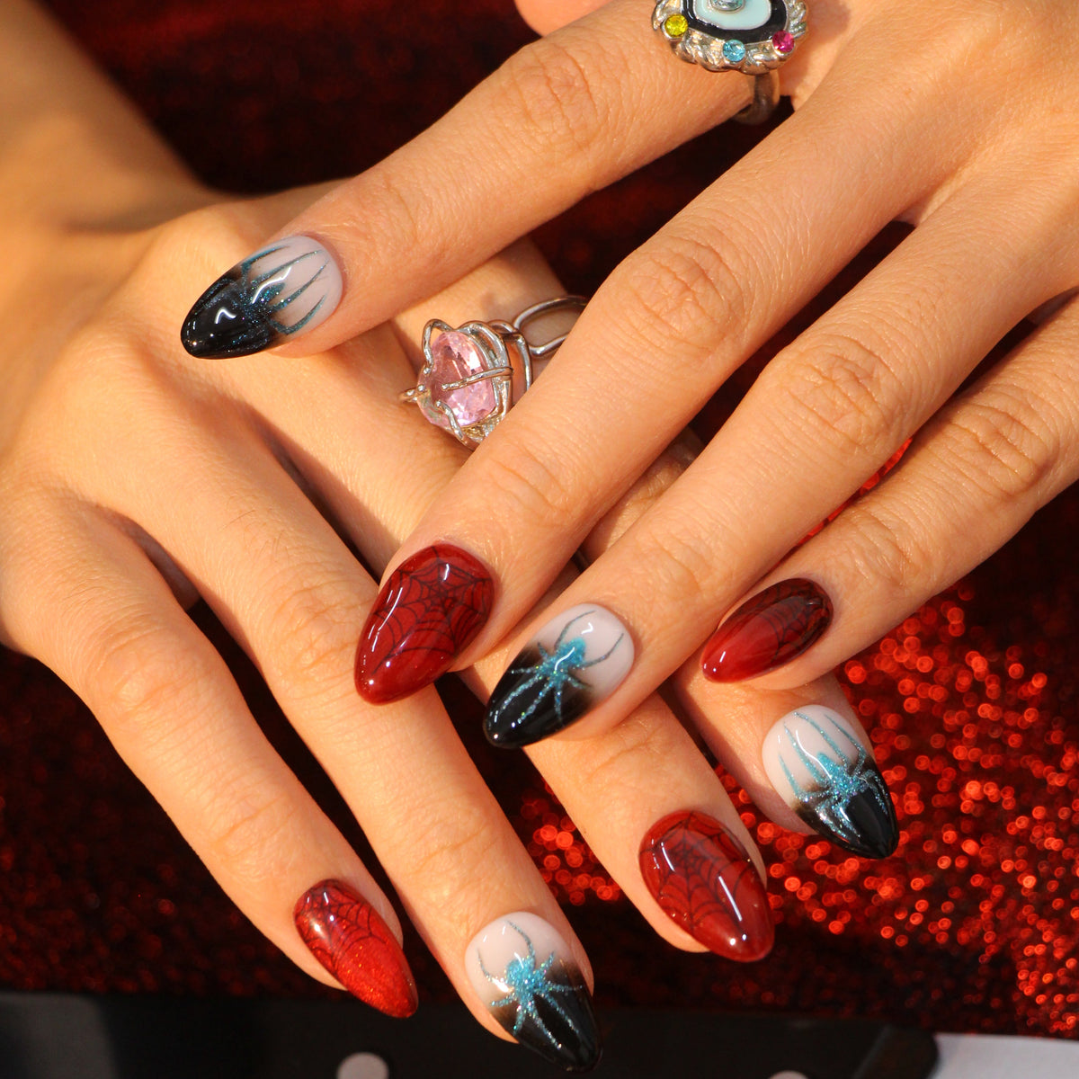 Spider Kiss uñas press-on detalle 1